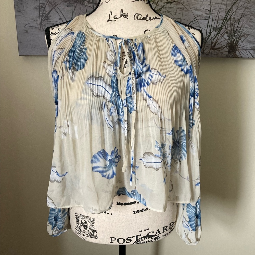 The Sang adorable open shoulder swing top, tan & blue, size small